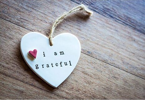 Picture of heart shaped ornament that says “I am grateful” illustrate gratitude