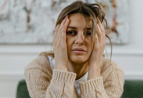 Picture of woman looking distress illustrate choosing gratitude when life is hard