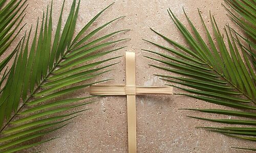 Palm leaves and cross represents Israelites shouting Hosanna in Matthew 21:9–a verse mentioned in this devotional