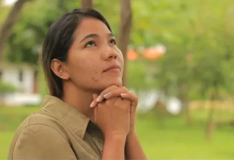 Image of woman looking up in hopeful prayer represents waiting on God and relying on God’s timing