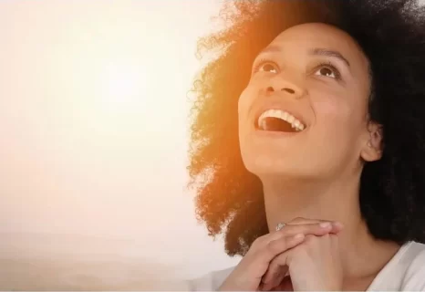 Woman looking up in awe represents trusting in God’s promises